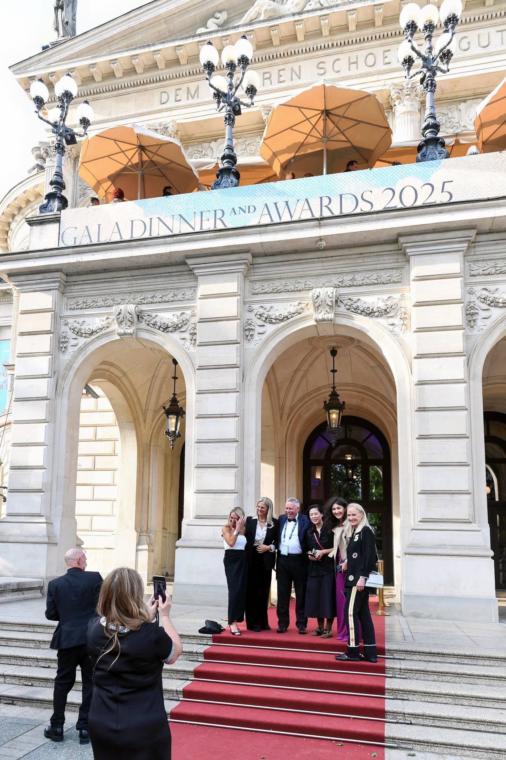 Group of people in front of the Alte Oper in Frankfurt